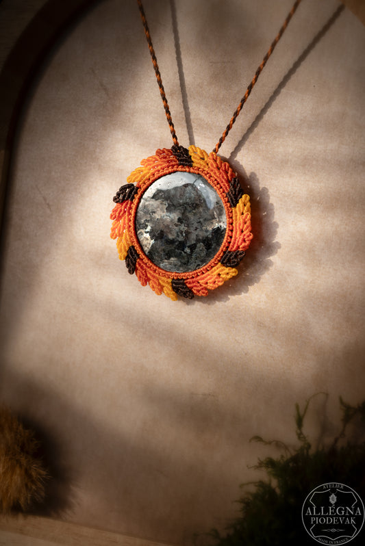 "Hazel" Collier micro macramé et Larvikite