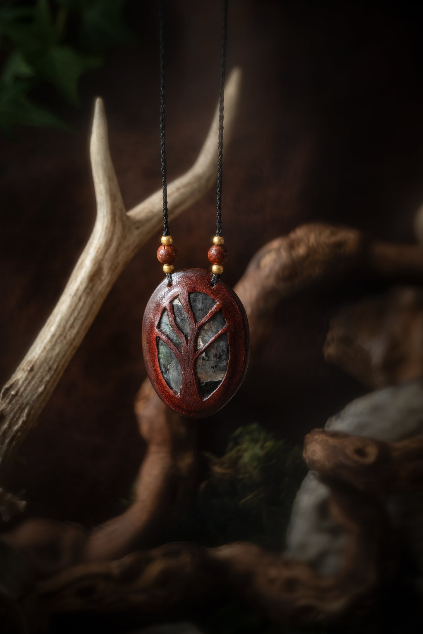 Liraël - collier cuir avec Larvikite