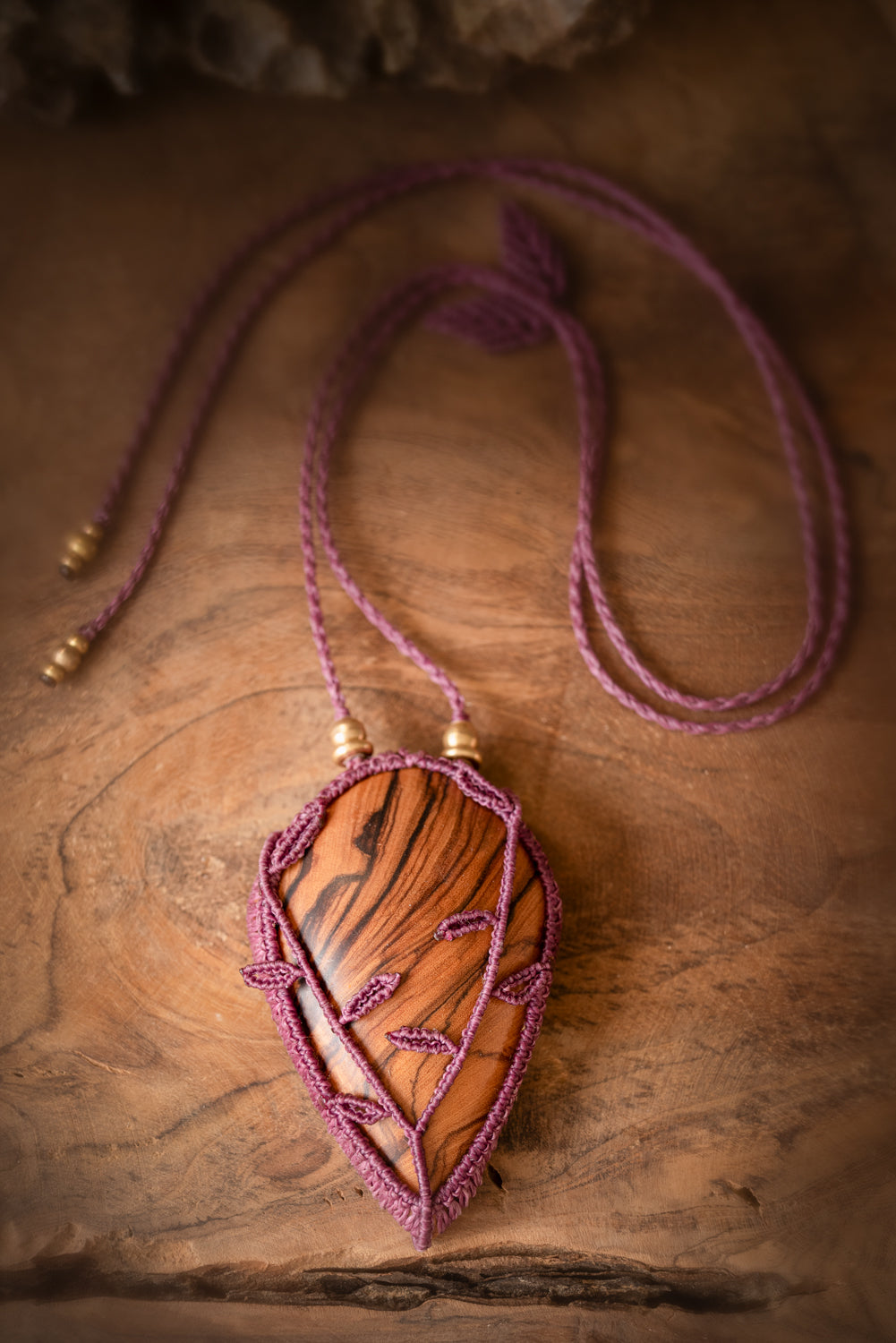 Auriel - Collier micro macramé avec Bois d'Olivier