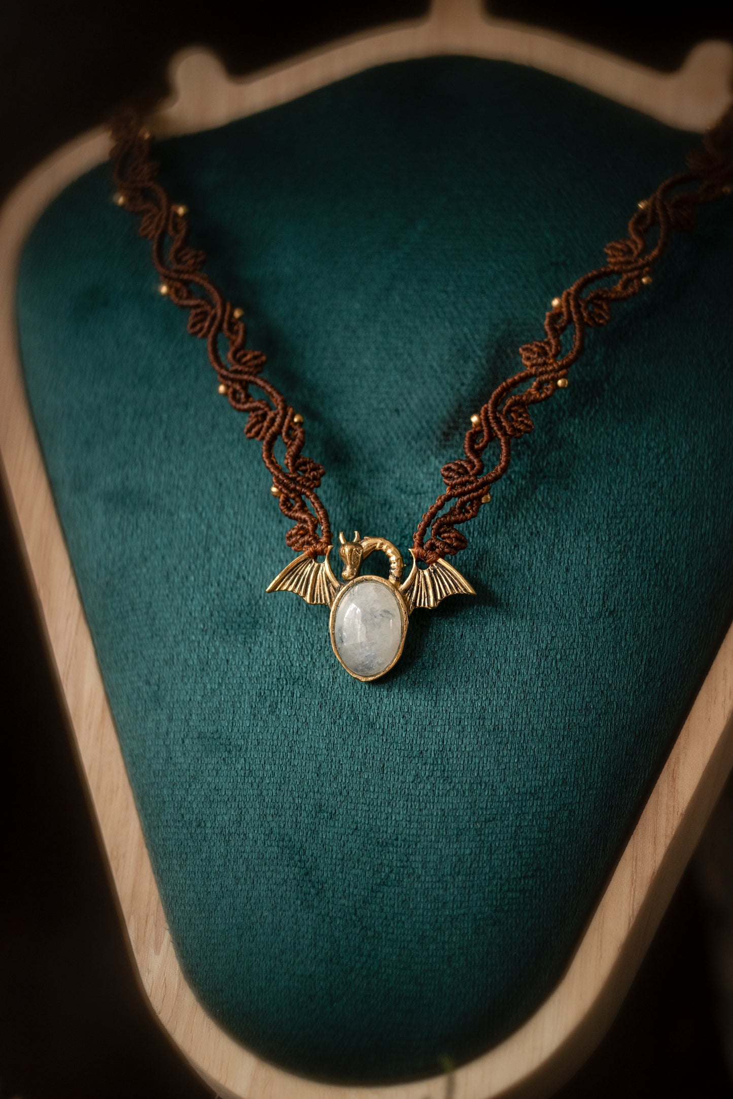 Cœur de dragon - choker micro macramé et péristérite