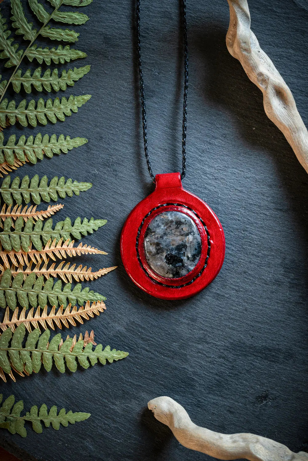 Eirild - Collier cuir et larvikite Piodevak