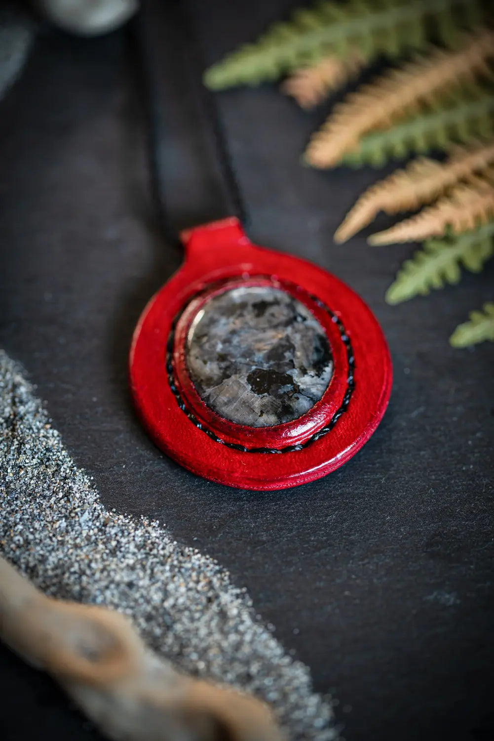 Eirild - Collier cuir et larvikite Piodevak