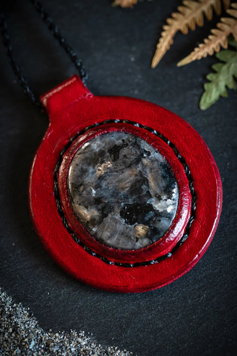 Eirild - Collier cuir et larvikite Piodevak