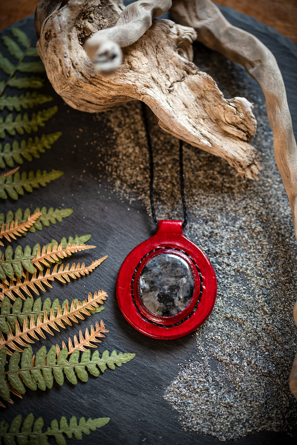 Eirild - Collier cuir et larvikite Piodevak