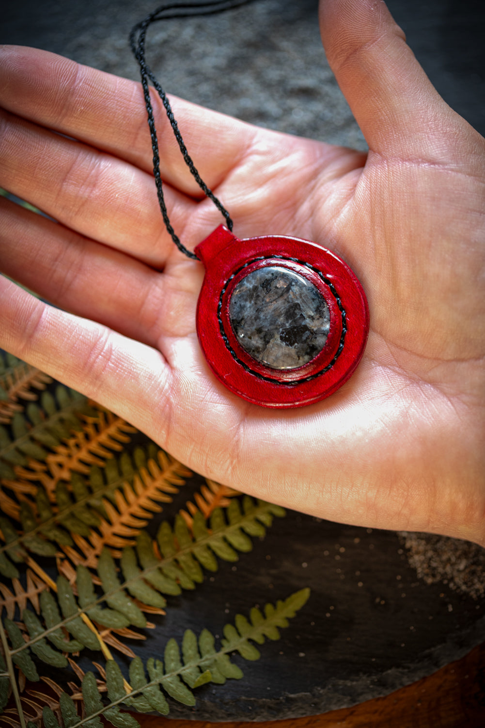 Eirild - Collier cuir et larvikite Piodevak