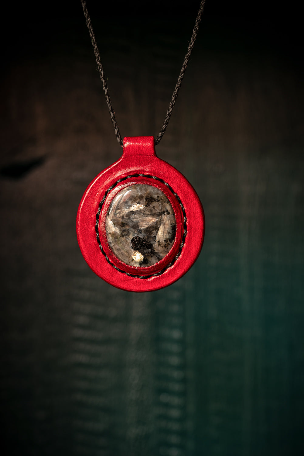 Eirild - Collier cuir et larvikite Piodevak