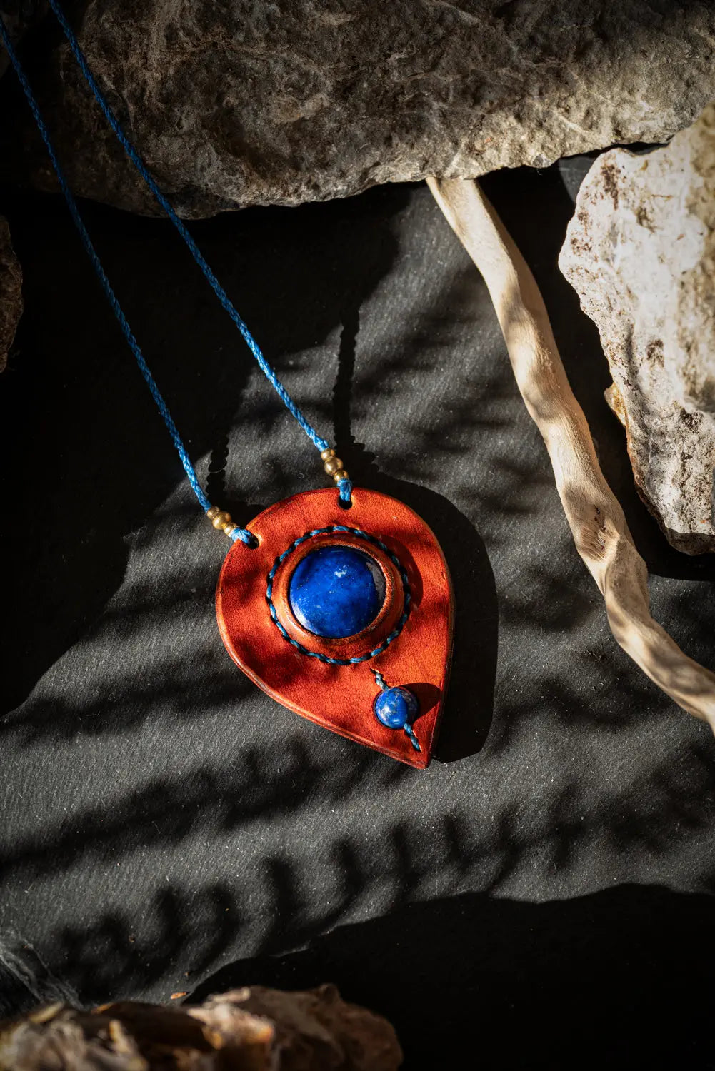 Hathor - Collier lapis lazuli et cuir de vachette Piodevak