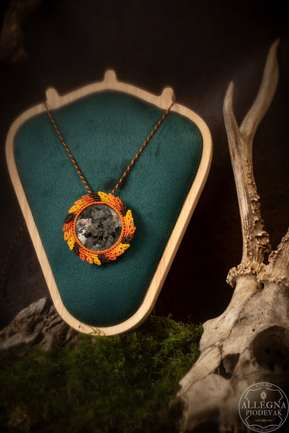 "Hazel" Collier micro macramé et Larvikite