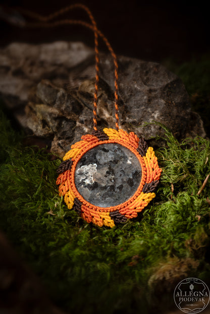 "Hazel" Collier micro macramé et Larvikite