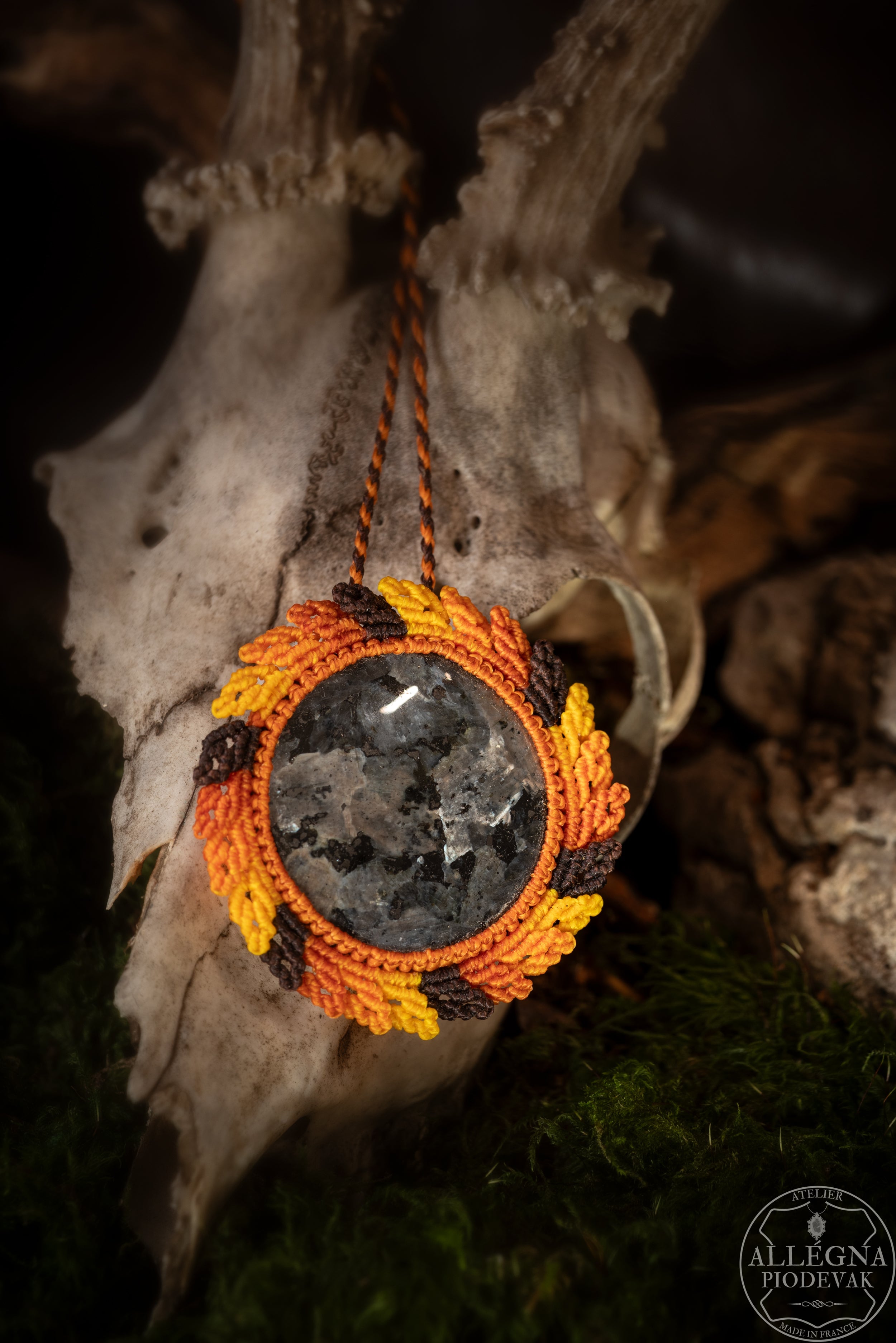 Hazel - Collier micro macramé et Larvikite allégna