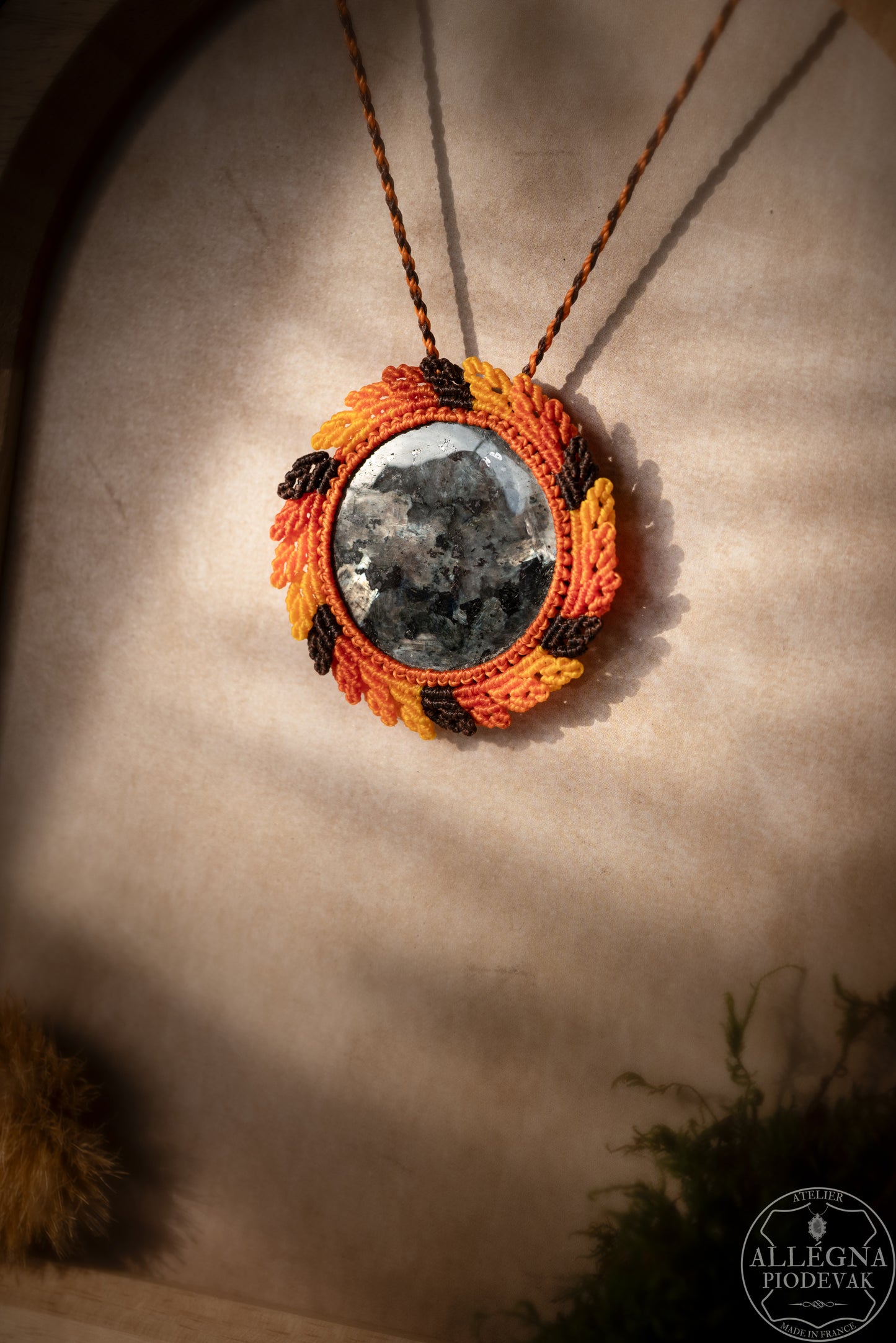 "Hazel" Collier micro macramé et Larvikite