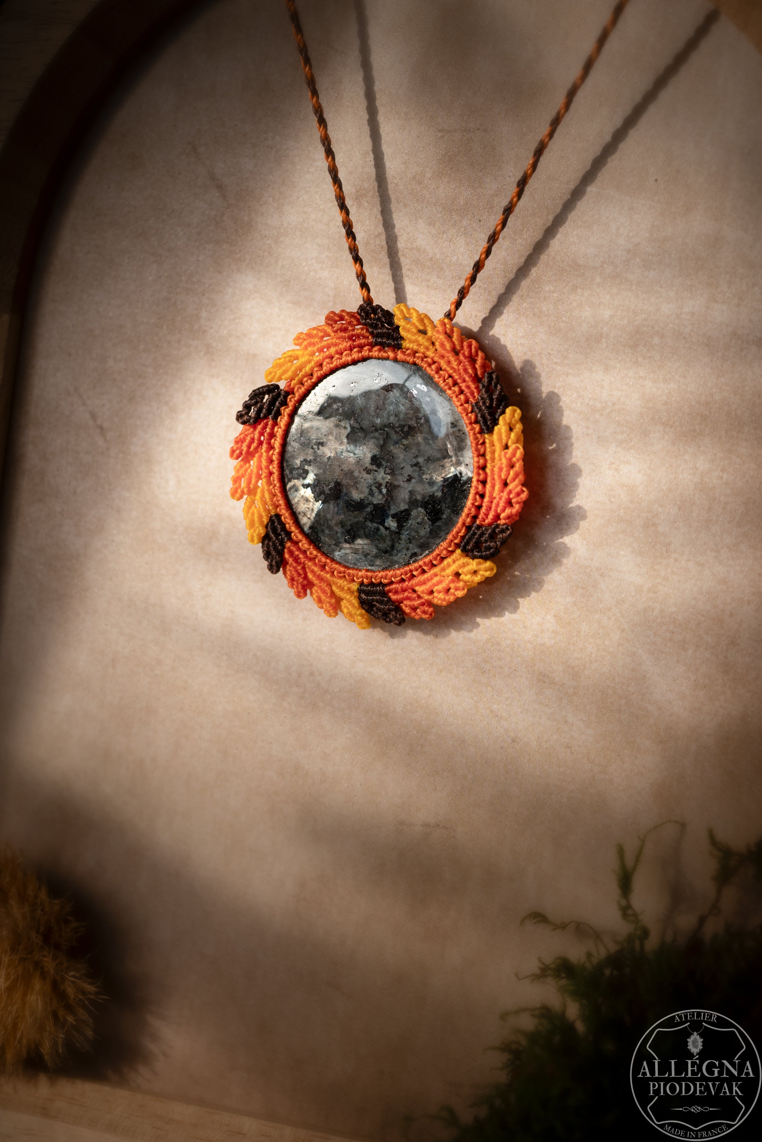 Hazel - Collier micro macramé et Larvikite allégna