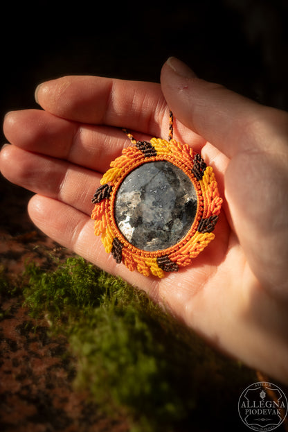 "Hazel" Collier micro macramé et Larvikite