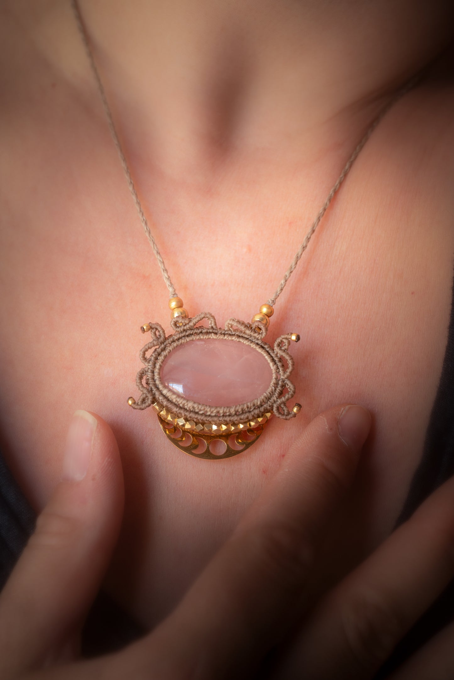 Miriel - Collier micro macramé avec quartz rose