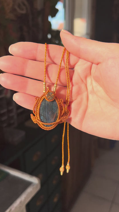 "Etoile dorée" Collier micro macramé et labradorite