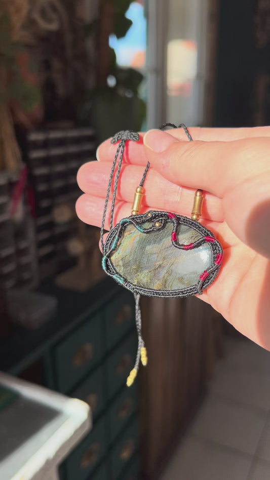 "Serpentare" Collier micro macramé et labradorite