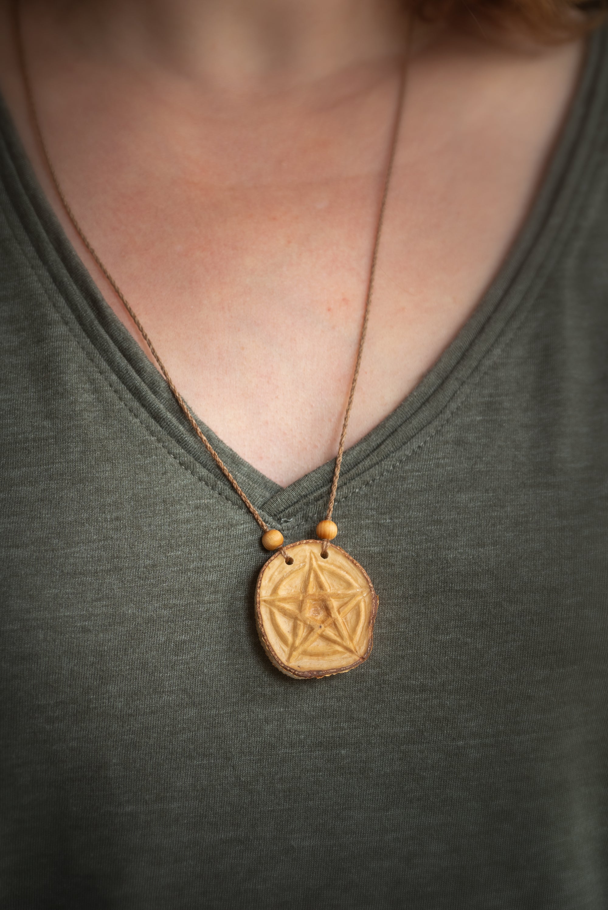 Silvarùn - Collier bois de bouleau pentacle sculpté Allégna Piodevak