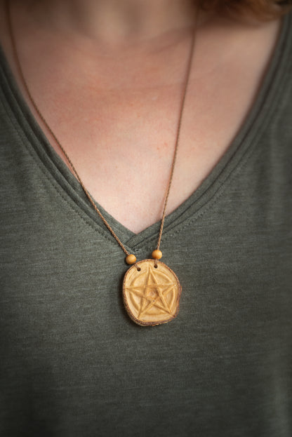 Silvarùn - Collier bois de bouleau pentacle sculpté