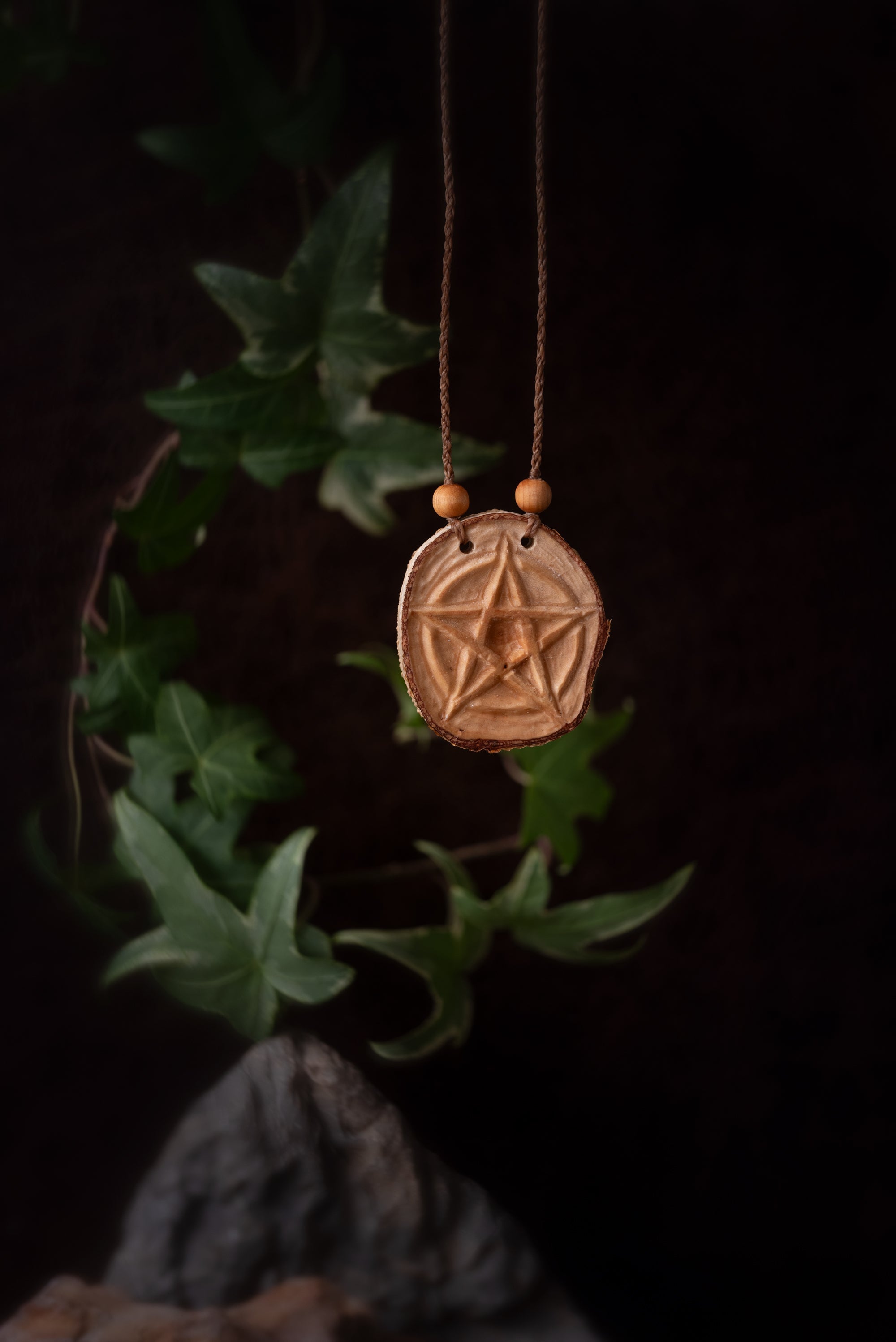 Silvarùn - Collier bois de bouleau pentacle sculpté Allégna Piodevak