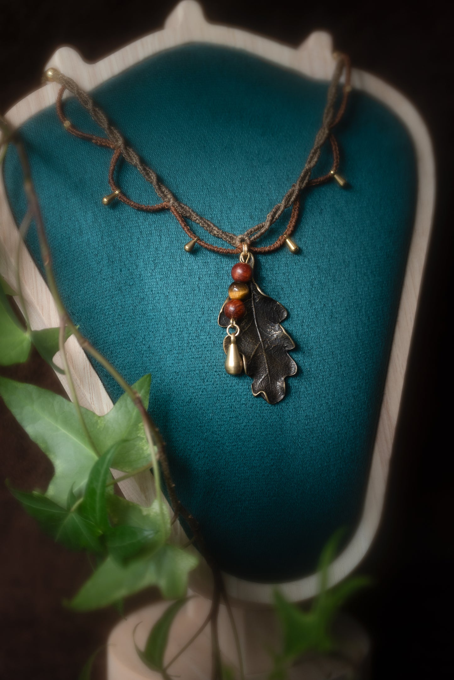 Varda - Collier micro macramé feuille bronze antique