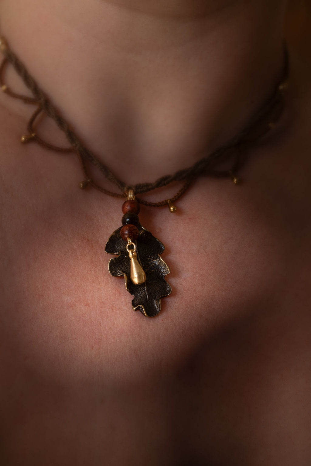 Varda - Collier micro macramé feuille bronze antique Allégna Piodevak