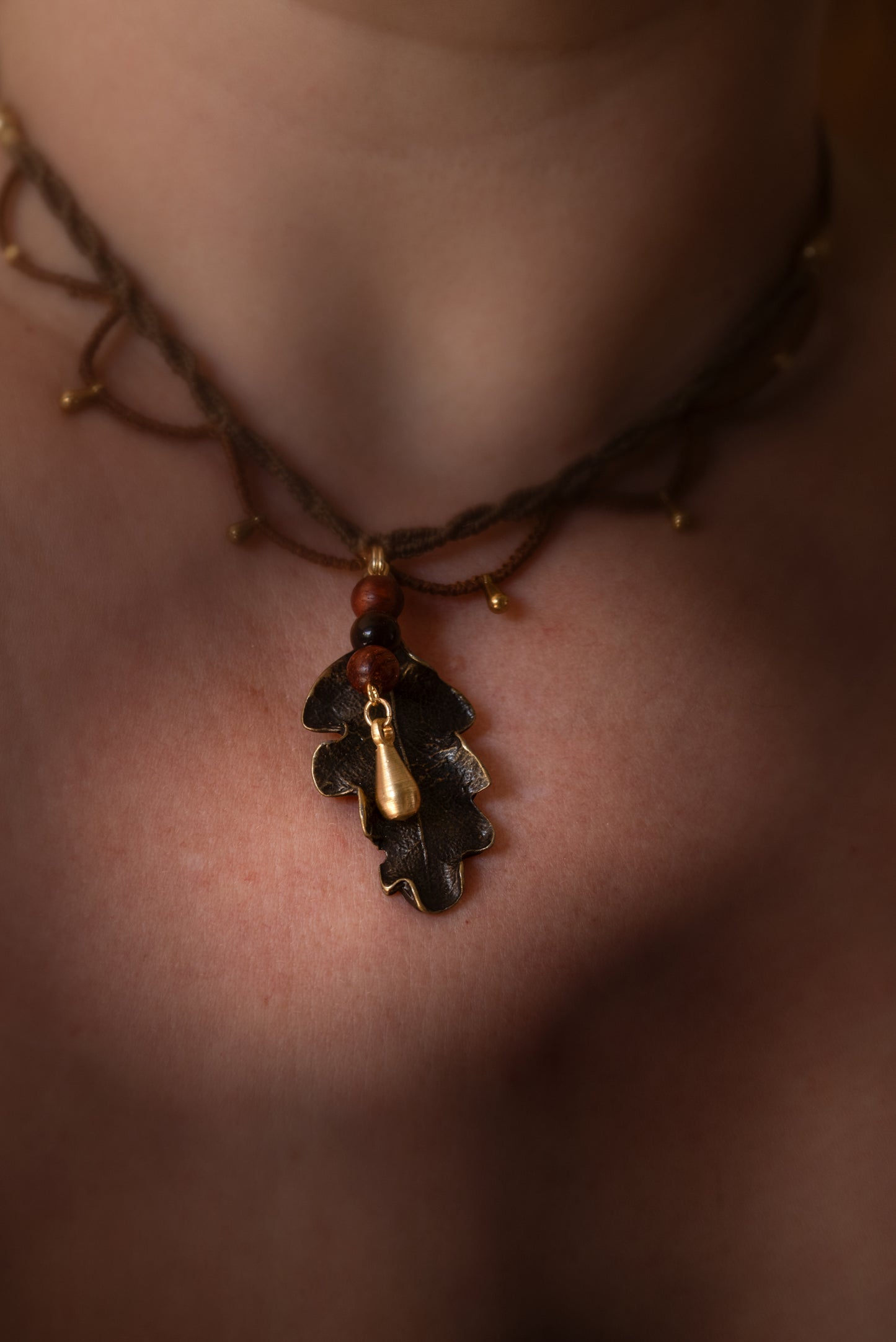 Varda - Collier micro macramé feuille bronze antique